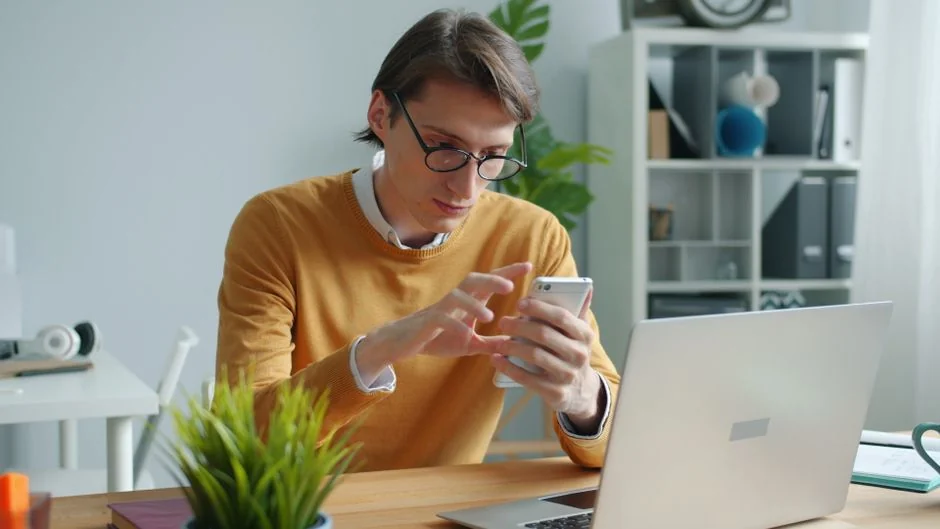 Des surligneurs éclatants sur un mémo de contenu généré par les utilisateurs, posé sur un bureau en bois.